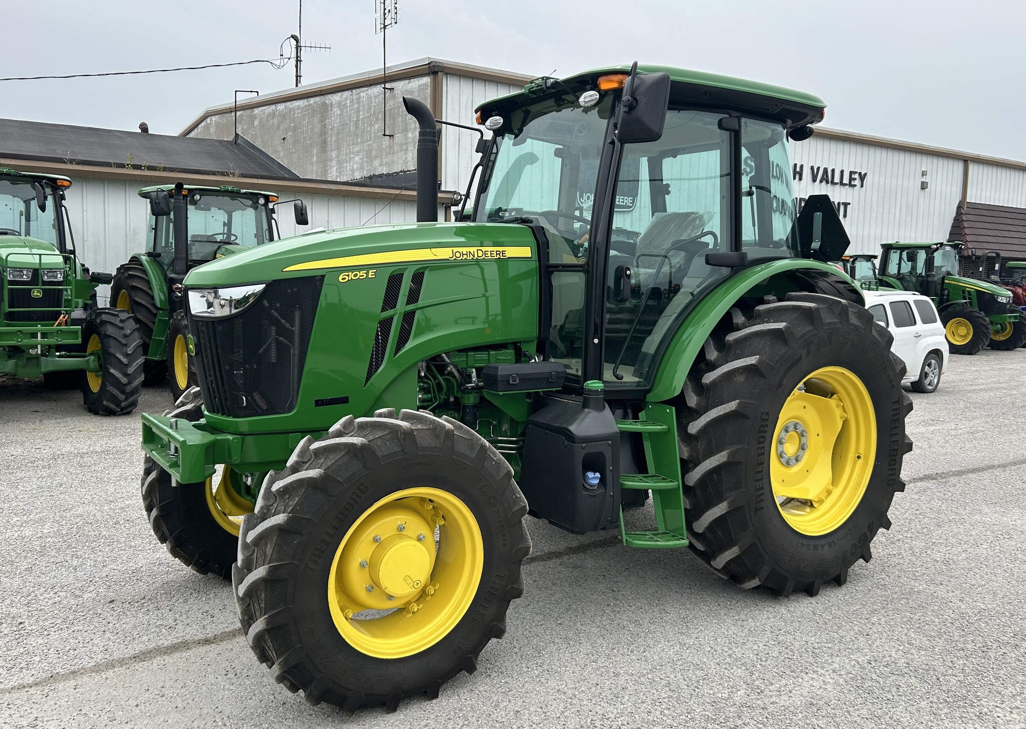 John Deere 6105E 2022