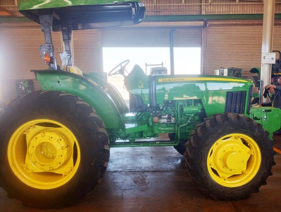 Tractor agrícola John Deere 5715 4x4 2020