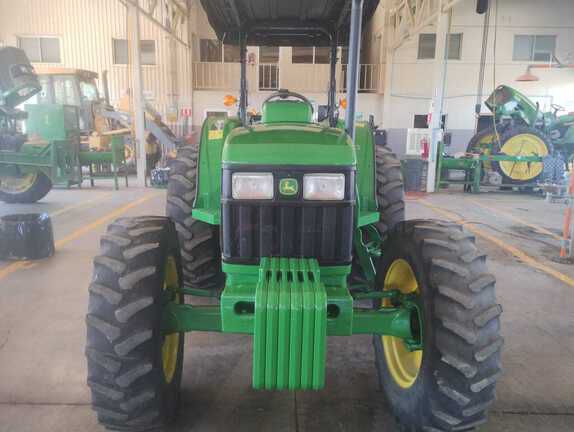 Vista frontal del John Deere 5715