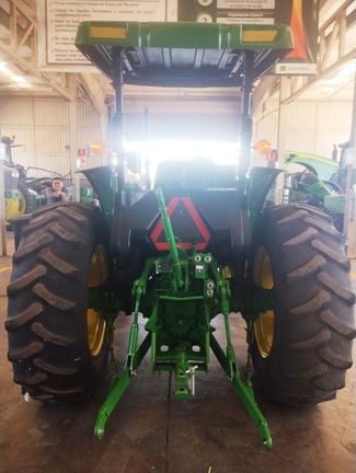 Vista posterior del John Deere 5715