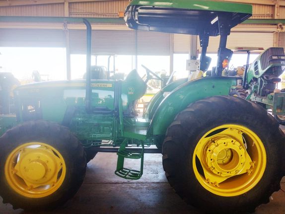 Segunda vista lateral del John Deere 5715