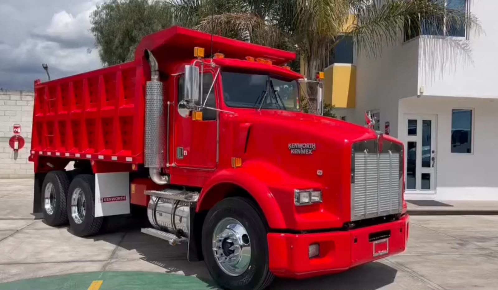 Camión de volteo Kenworth T-800 2004