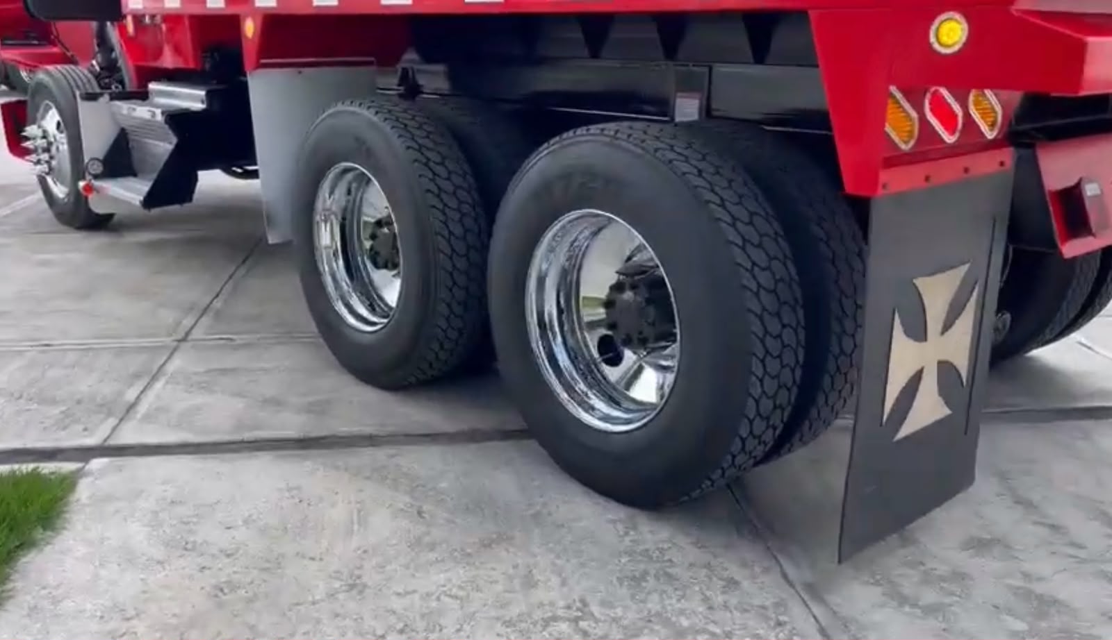 Ejes y neumáticos traseros del Kenworth T-800