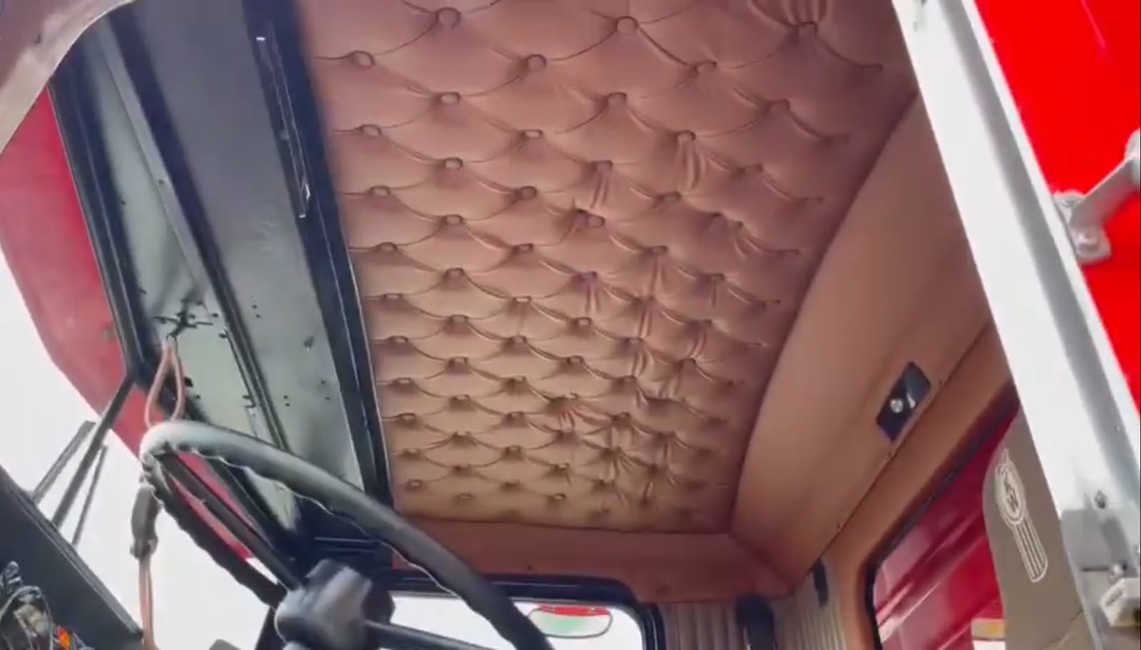 Interior superior de la cabina del Kenworth T-800