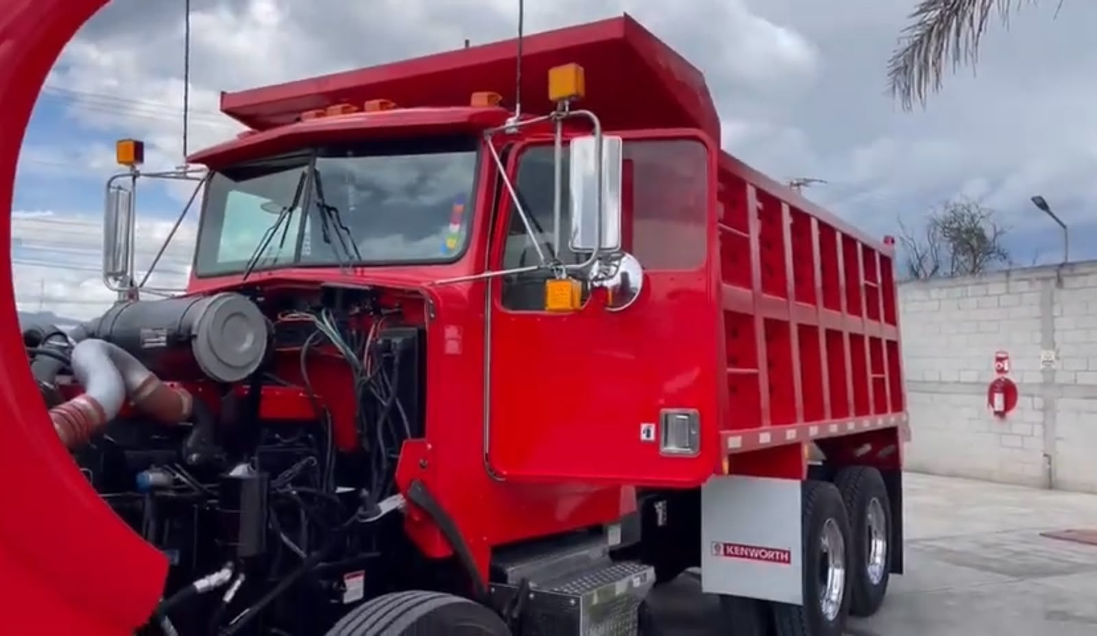 Vista lateral con cofre abierto del Kenworth T-800